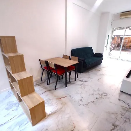 Garden Level Nearby شقة